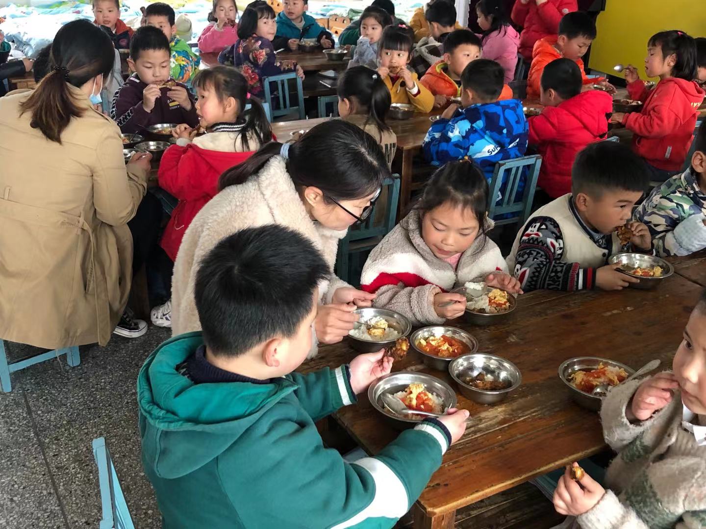 蔡官幼儿园：为爱陪餐，护幼健康