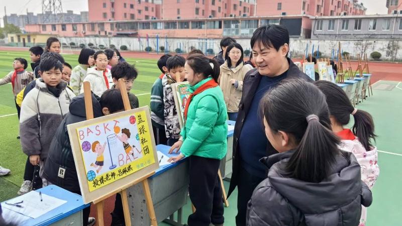 张甸中心小学举行社团招募活动