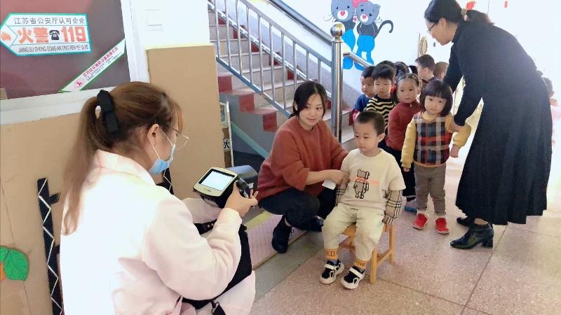 区妇幼保健院测查顾高幼儿园幼儿视力