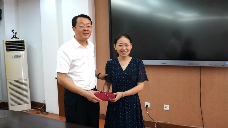 方针区长在慰问省姜中教师时强调： 坚持“六更”办学，把姜中品牌叫得更响！