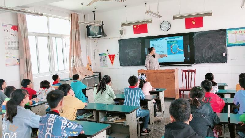 梅垛中心小学开展“关注普遍的眼健康”主题班会活动