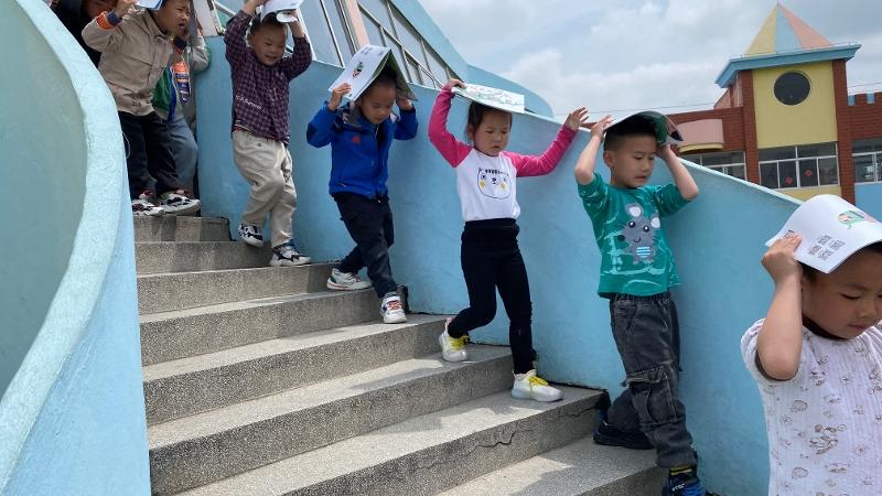 “安不忘危，防患未然”——桥头幼儿园开展地震应急疏散演练