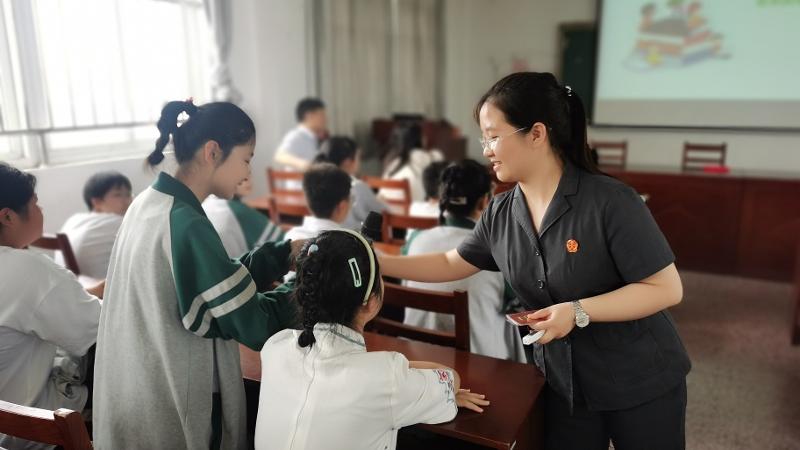 行知实验小学和姜堰法院共赴法治之约