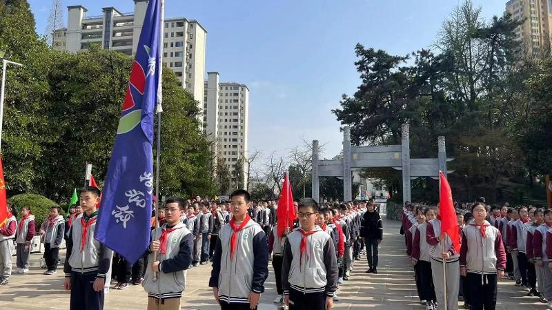 南苑学校开展清明祭扫革命烈士墓活动