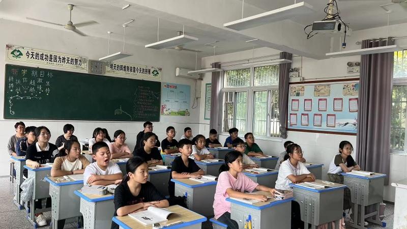 王石初中坚持开学第一天全员听课