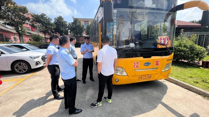 区校车安全检查组到兴泰中心小学督查校车运行情况
