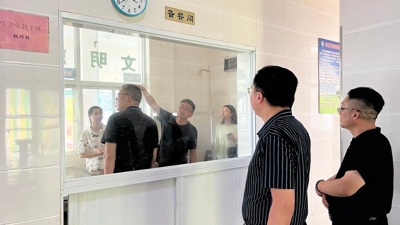 区市场监管局检查王石初中食堂工作