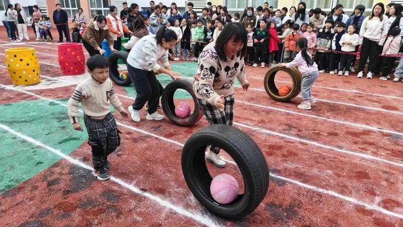 “大手牵小手，你我共成长”——张甸幼儿园中班冬季亲子趣味运动会