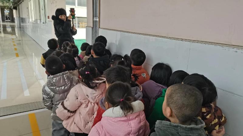 张甸幼儿园开展交通安全日系列主题活动