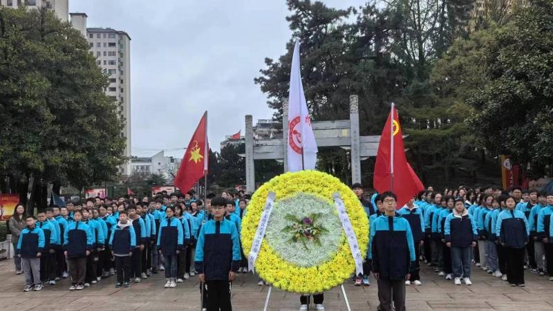 铭记英烈悼英魂 传承精神暖心田——淤溪初中组织清明祭扫活动