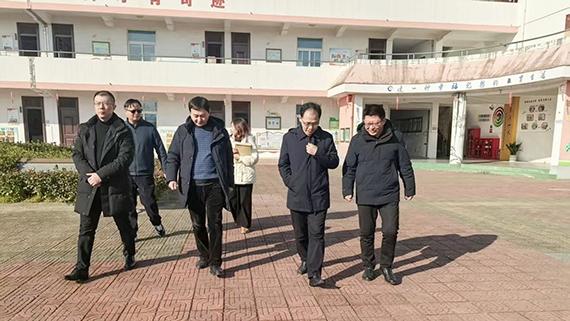 姜堰区教育局检查白米小学新学期开学工作