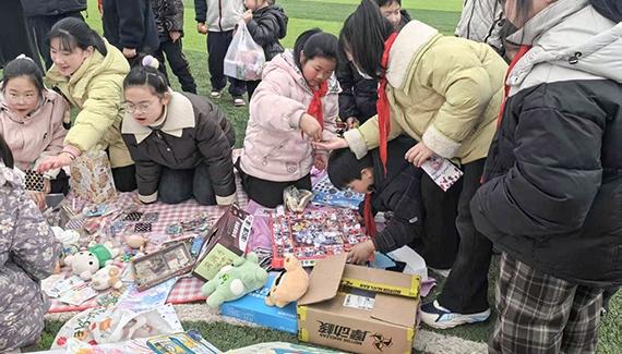 白米小学举办跳蚤市场活动 践行雷锋精神
