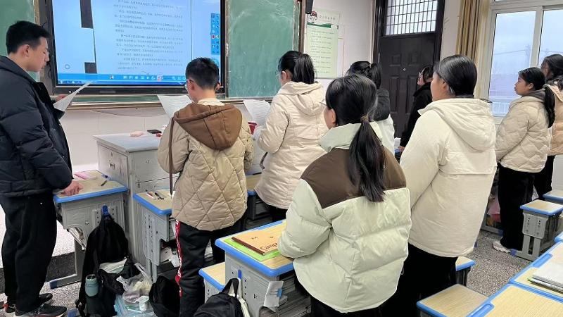 王石初中校区组织加油打气决胜中考动员班会课！