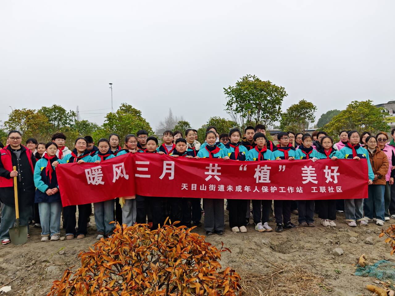 康华小学组织少先队大队委开展义务植树活动