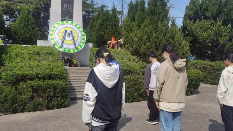 王石初中校区开展“沉浸式+体验式”清明祭英烈主题教育活动