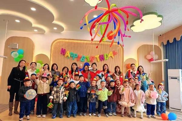 东桥幼儿园开展三月集体生日会