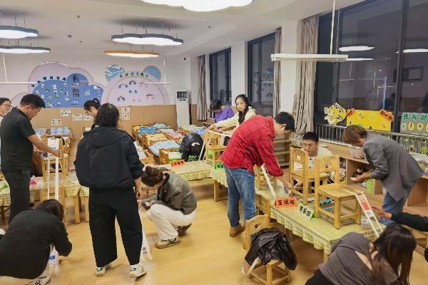 东桥幼儿园开展体验式家长会